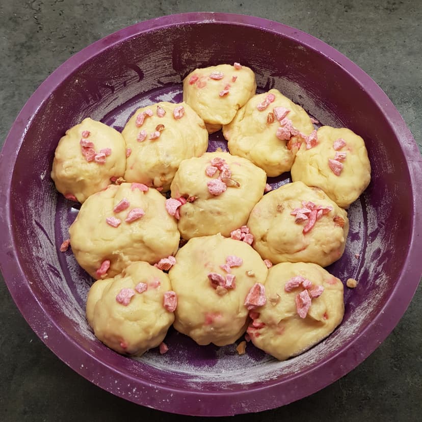 Brioche mis en plusieurs boules dans un moule à gâteau 