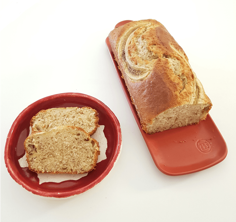 Cake à la banane près à être dégusté : cake découpé et part de cake déposé dans une assiette 