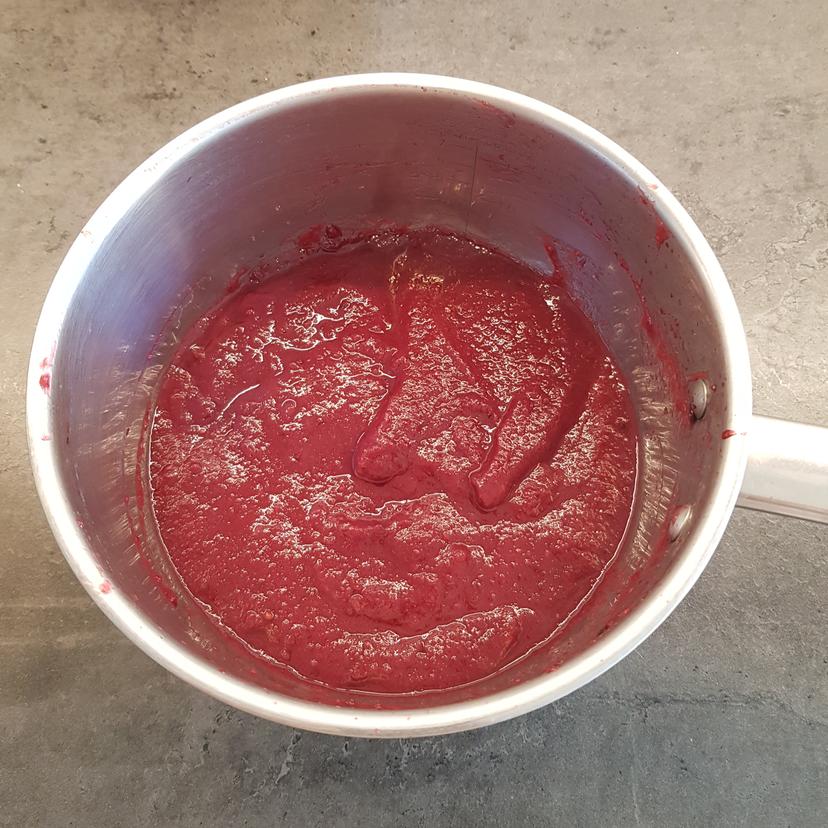 Fruits cuits et mixés a1 l'aide d'un plongeur à soupe dans une casserole