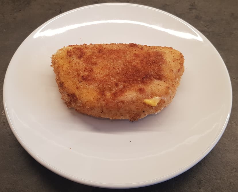 Cordon-bleu cuit dans une assiette 