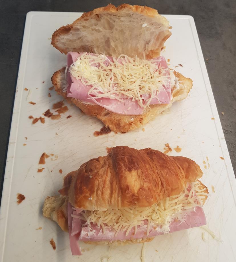 Croissants garnis avec crèmes fraiches, jambon et gruyère