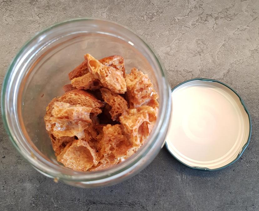 Croutons dans un pot en verre