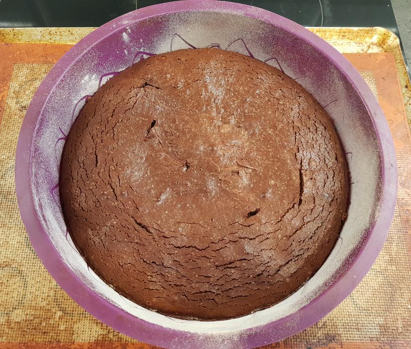 Fondant au chocolat sortant du four encore dans son moule 