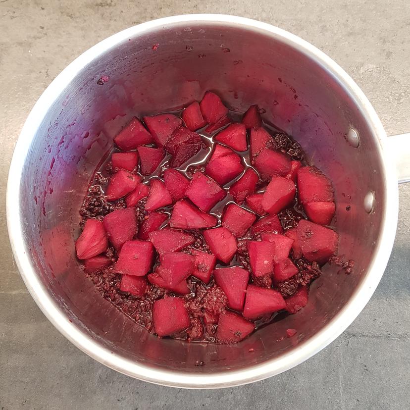 Fruits cuits dans une casserole avec l'eau et sucre jusqu'à qu'ils deviennent fondant 