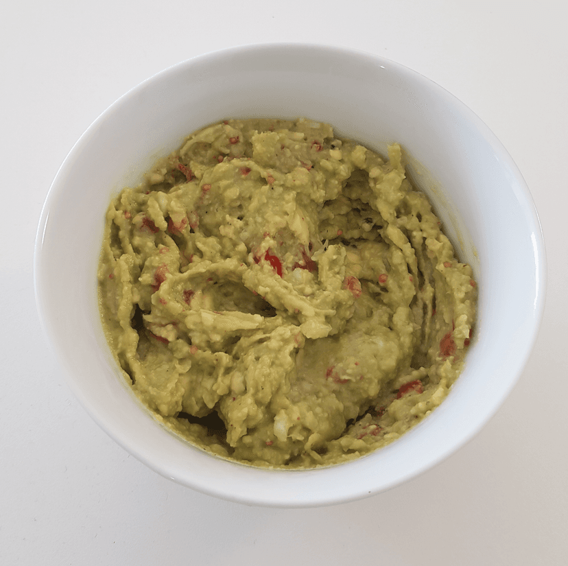 Préparation guacamole fini, tous les ingrédients mélangé ensemble et dans un bol 