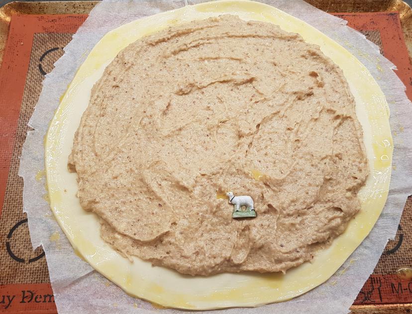 Mélange à la noisette déposé sur la pâte feuilletée avec une fève déposée