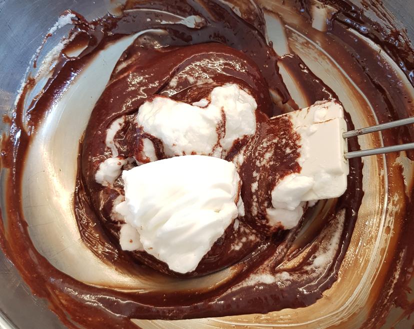 Préparation chocolat, jaune d'oeuf et sucre mélangé avec les blancs en neige