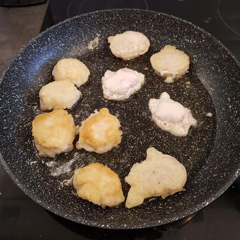 Cuisson des nuggets dans une grande poêle avec de l'huile