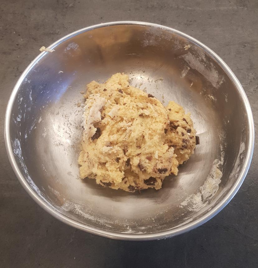 Pâte à cookies crue avec carrés de chocolats dans un saladier 