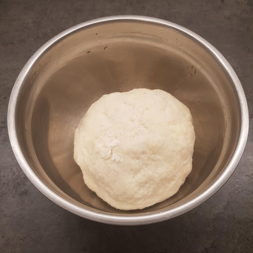 Boule de pâte à pizza dans un saladier