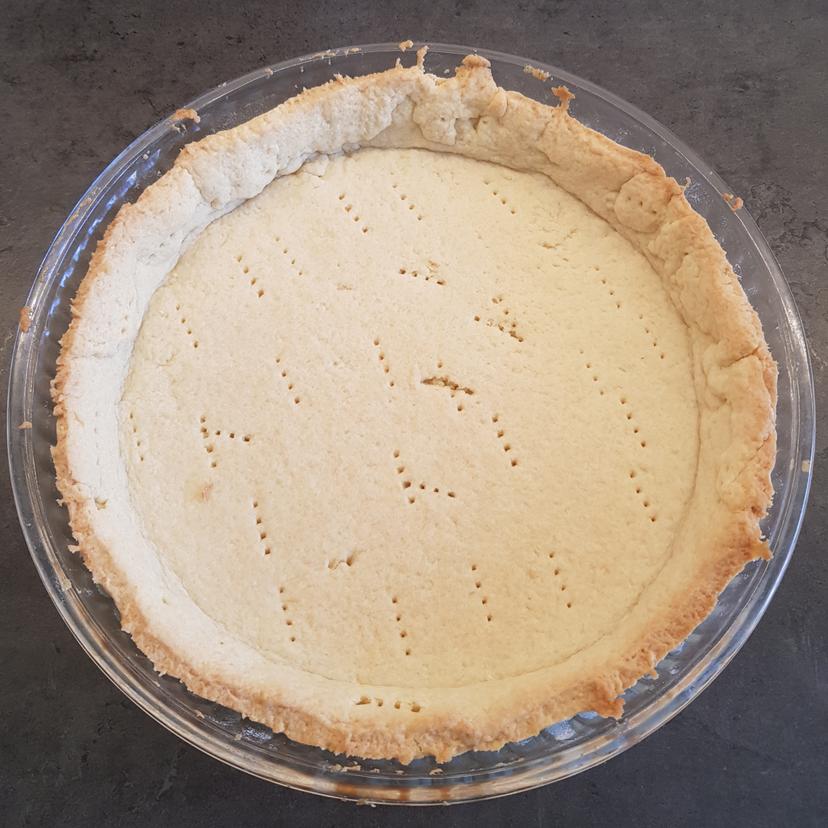 Pâte sucrée cuite et dorée dans un moule à tarte 