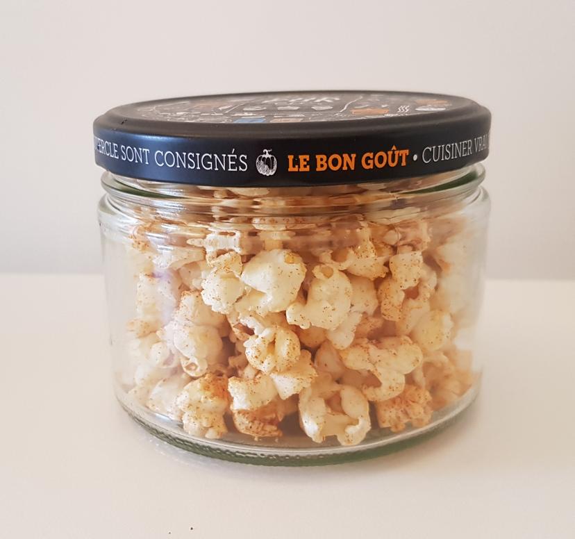 Popcorn dans un bocal en verre 