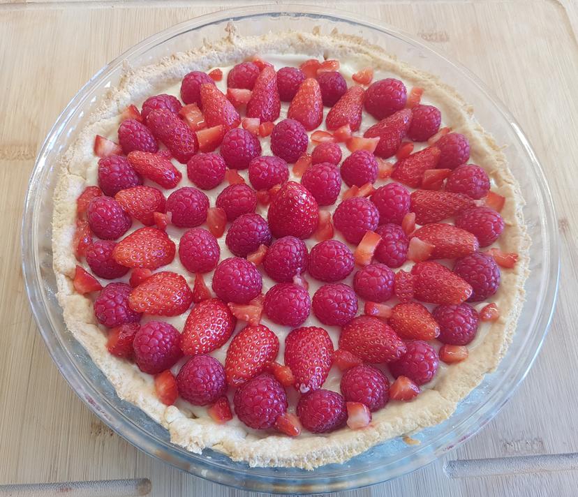 Tarte fini avec ajout des fruits rouges sur la crème pâtissière