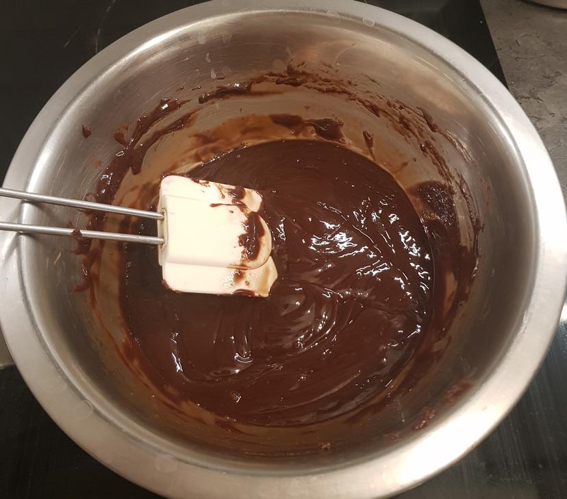 Chocolat au lait au bain-marie avec surveillance de la température 