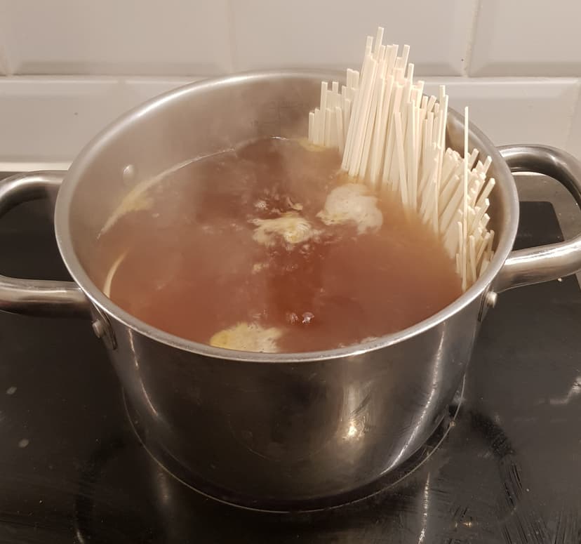 Udon en cuisson dans le bouillon au miso